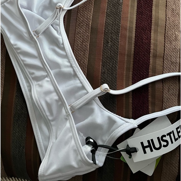 ⭐️ Hustler - White bikini top sz Small - Picture 3 of 4
